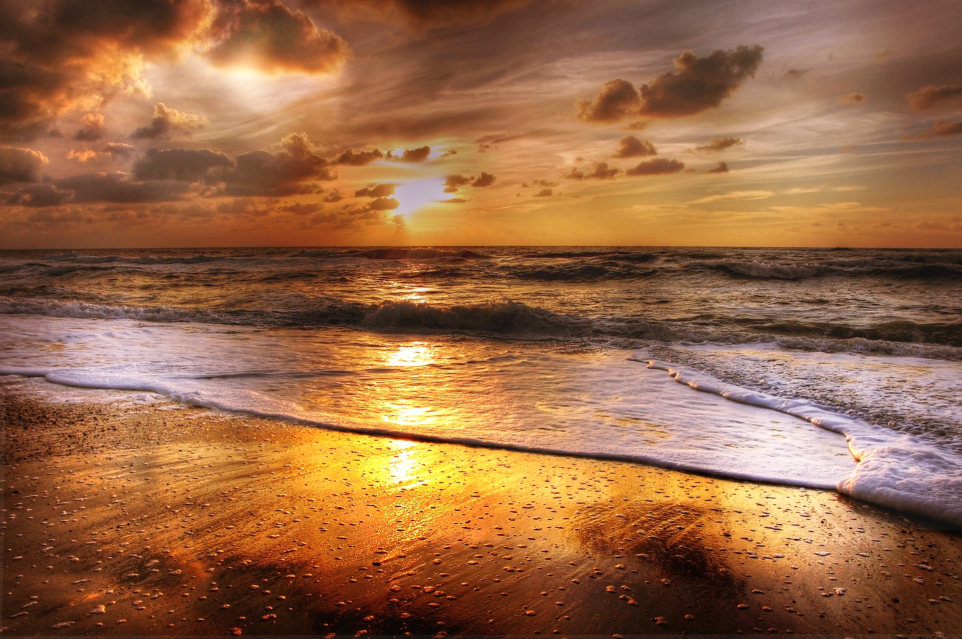 海辺に夕日が沈む画像