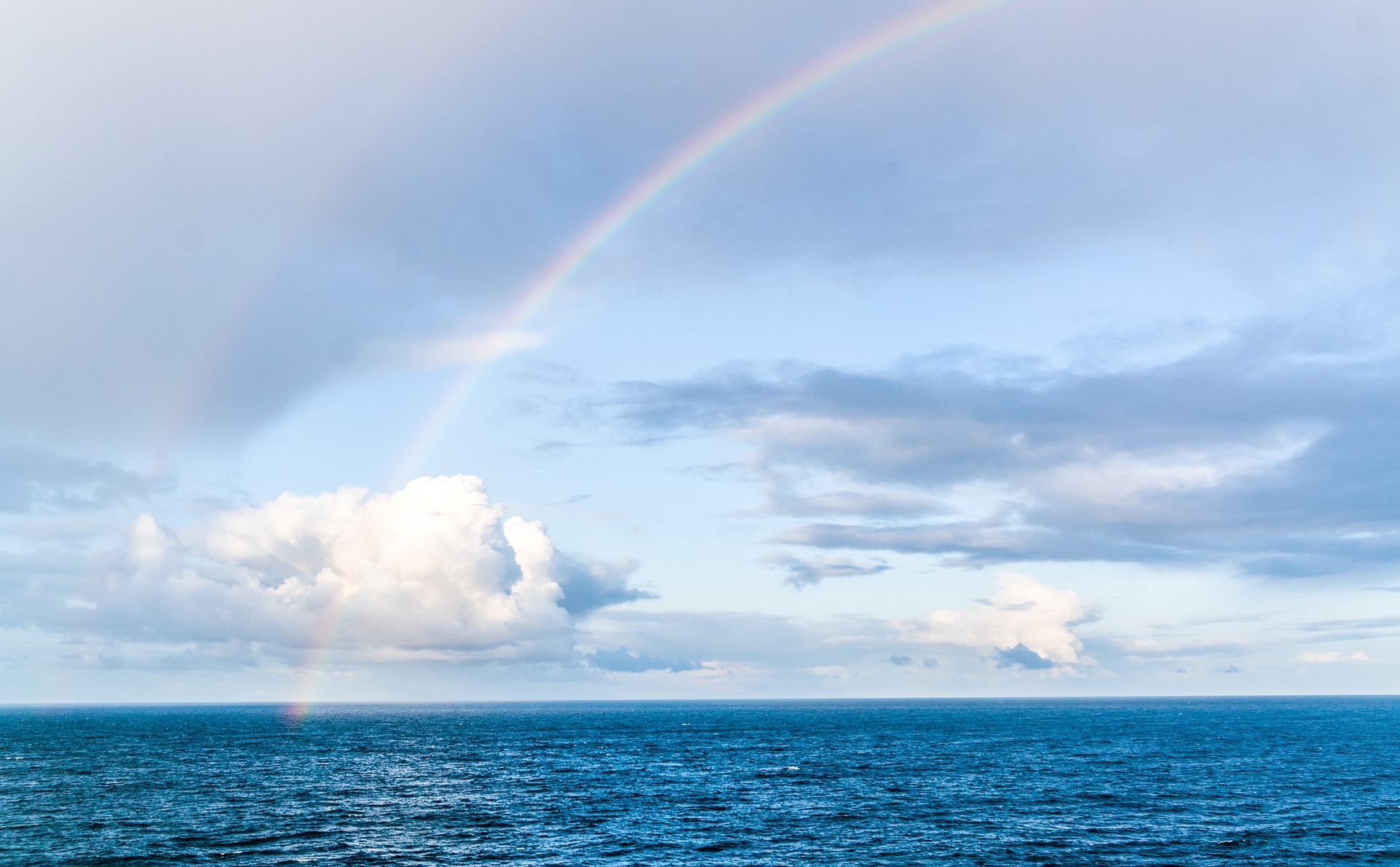 海と雲の画像